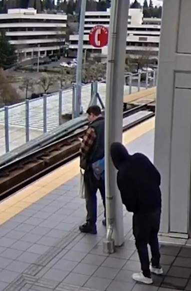 Momentul șocant în care un bărbat este împins pe șine înainte de sosirea trenului. Totul a fost filmat
