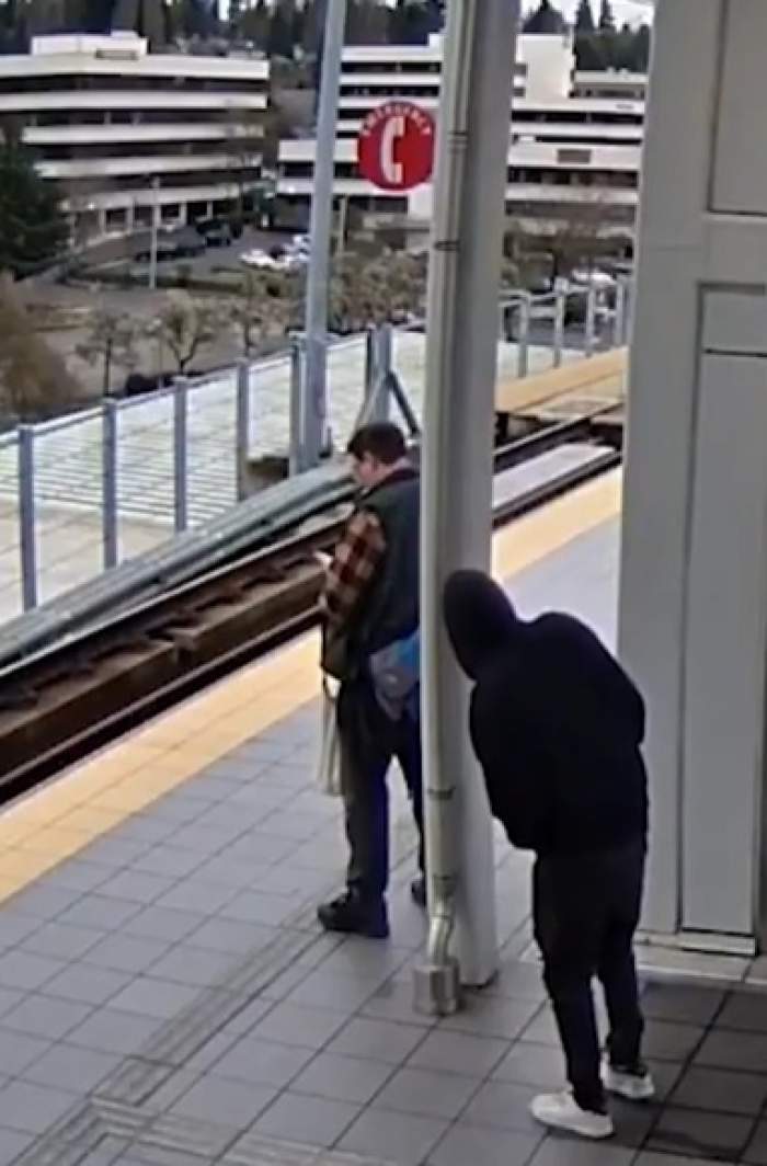 Momentul șocant în care un bărbat este împins pe șine înainte de sosirea trenului. Totul a fost filmat