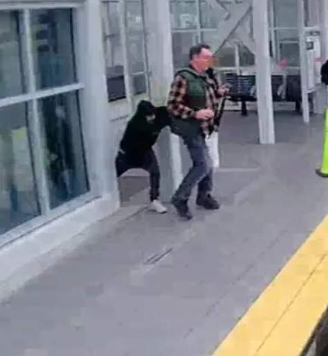 Momentul șocant în care un bărbat este împins pe șine înainte de sosirea trenului. Totul a fost filmat