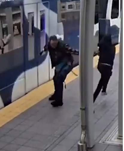 Momentul șocant în care un bărbat este împins pe șine înainte de sosirea trenului. Totul a fost filmat