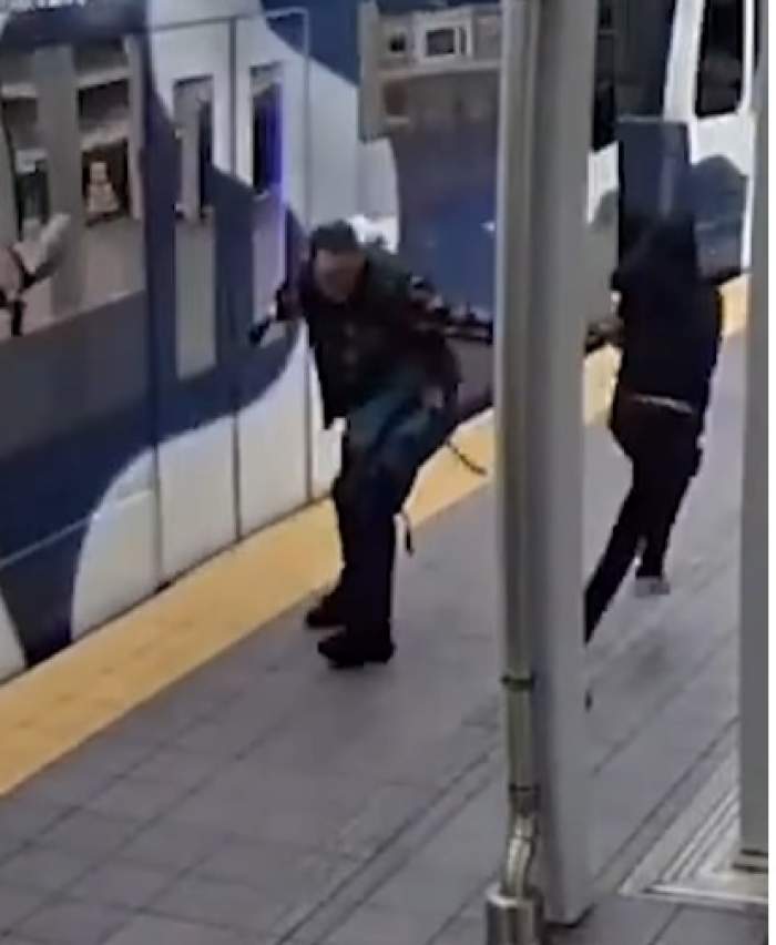Momentul șocant în care un bărbat este împins pe șine înainte de sosirea trenului. Totul a fost filmat