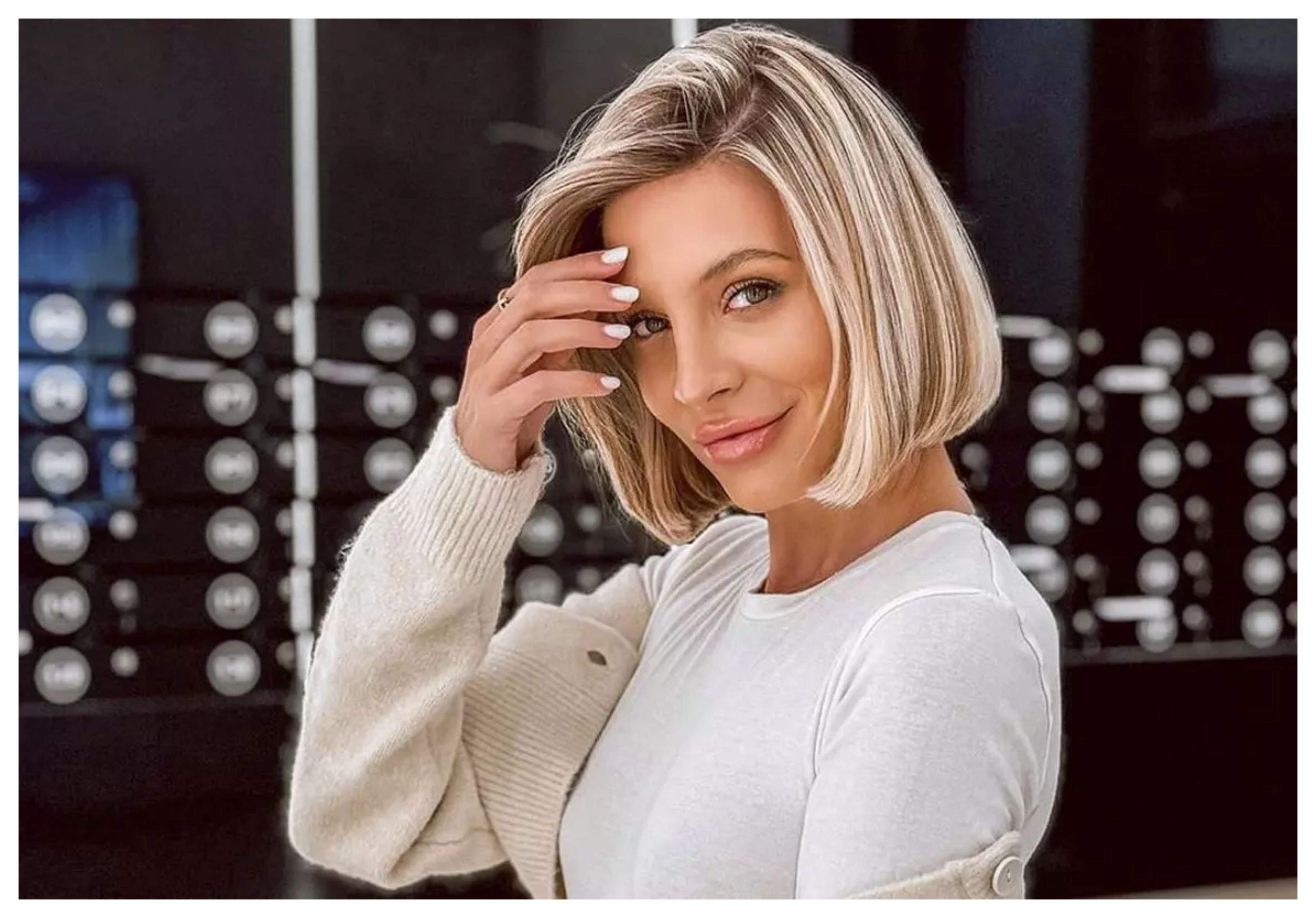 ana baniciu in bluza alba