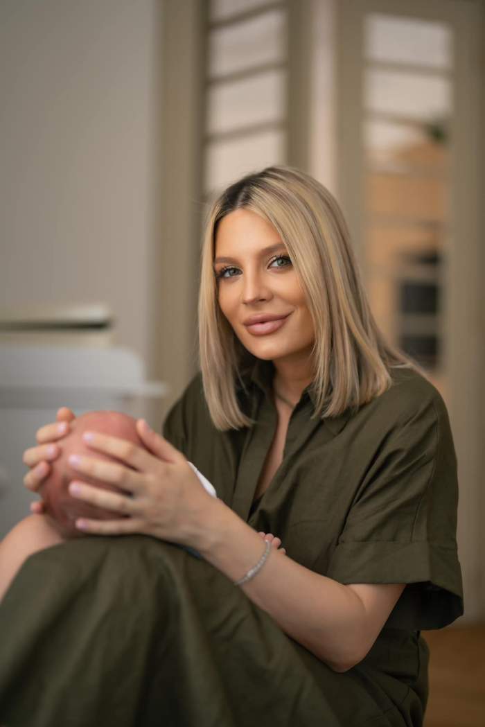 ana baniciu cu o ceasca in mana