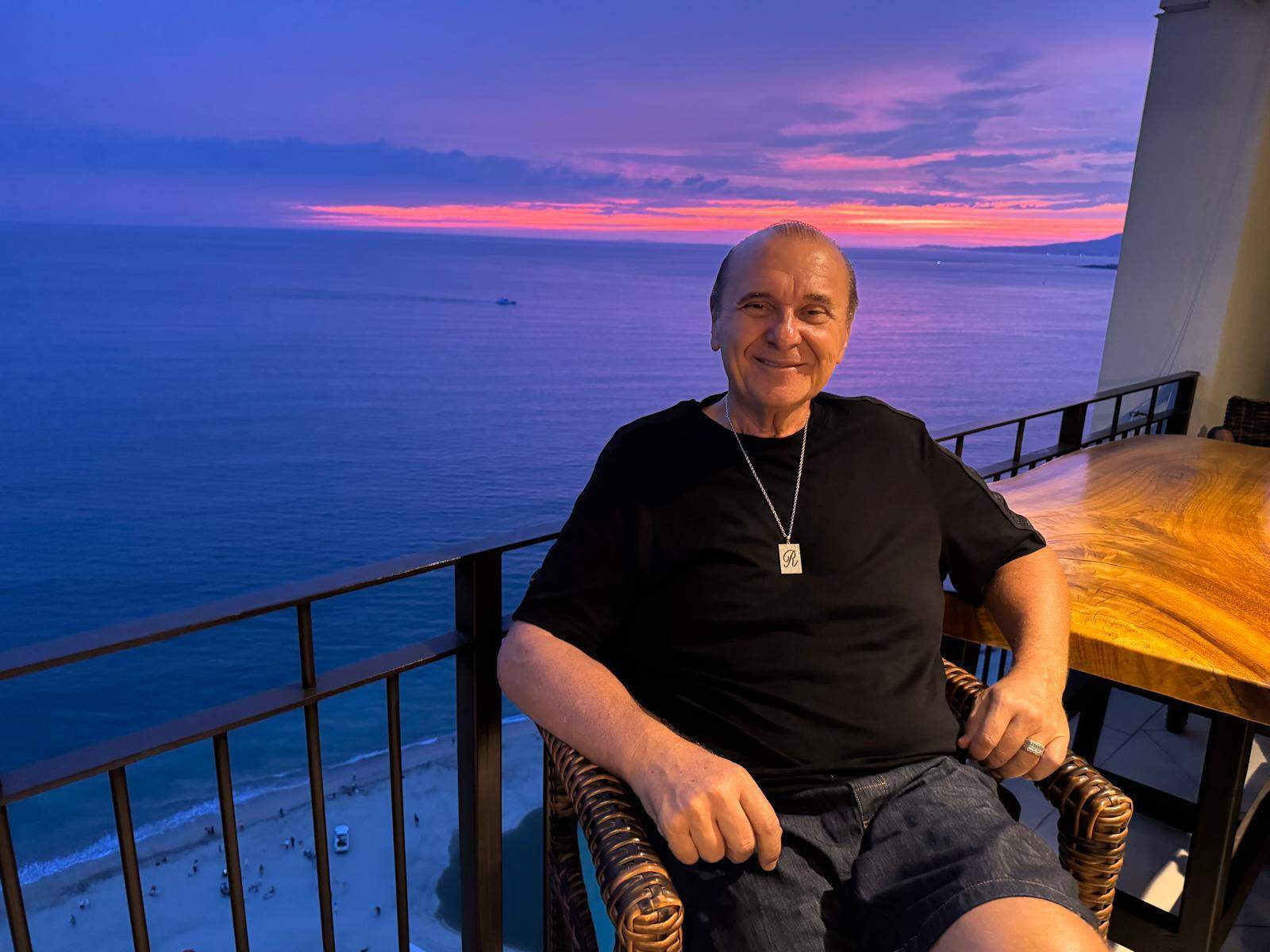 Nick Radaoi s-a fotografiat cu oceanul pe spate