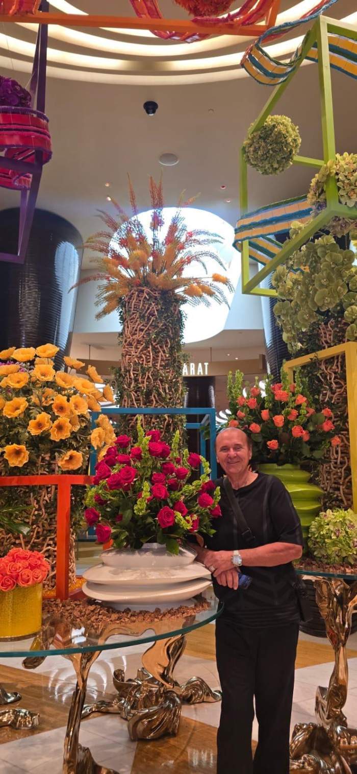 Nick Radoi s-a fotografiat cu flori