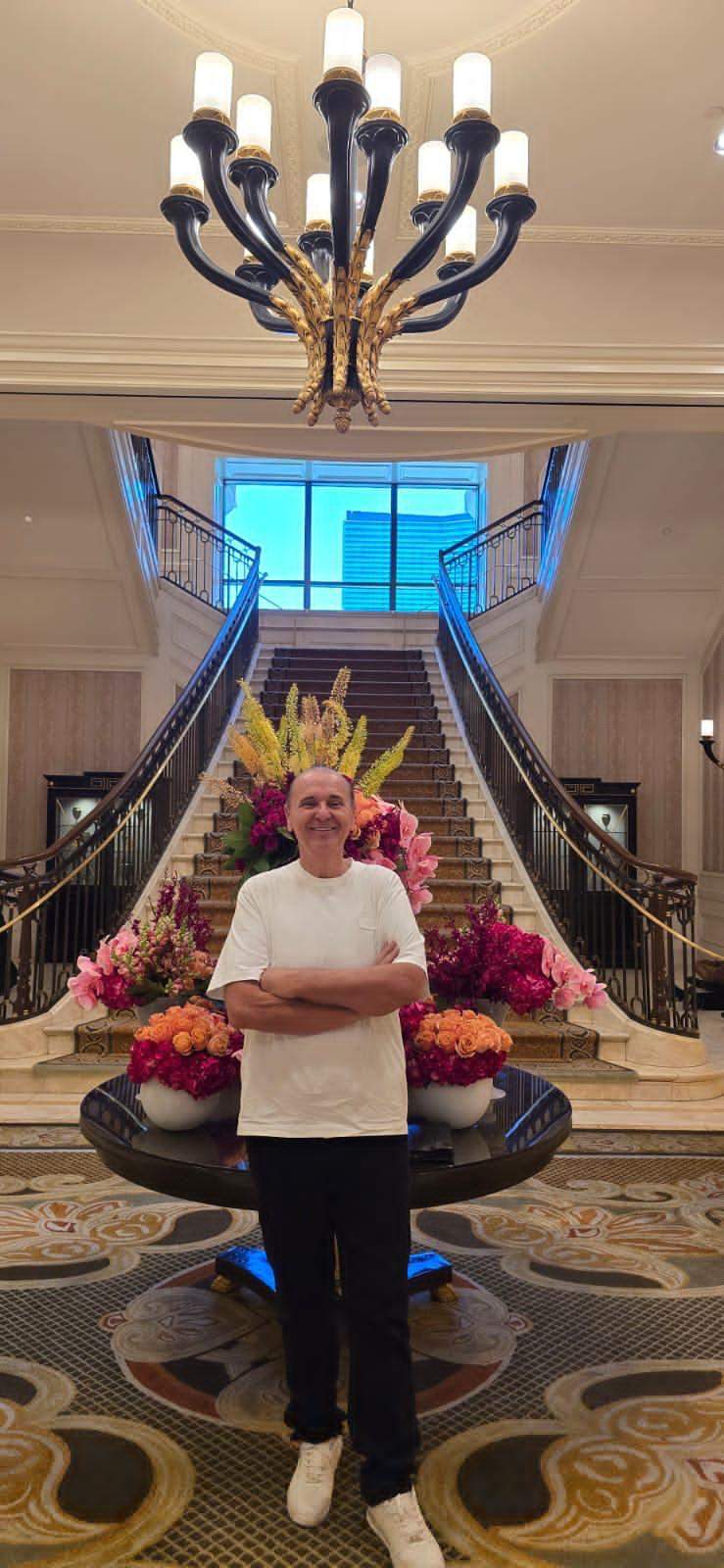 Nick Radoi s-a fotografiat cu flori