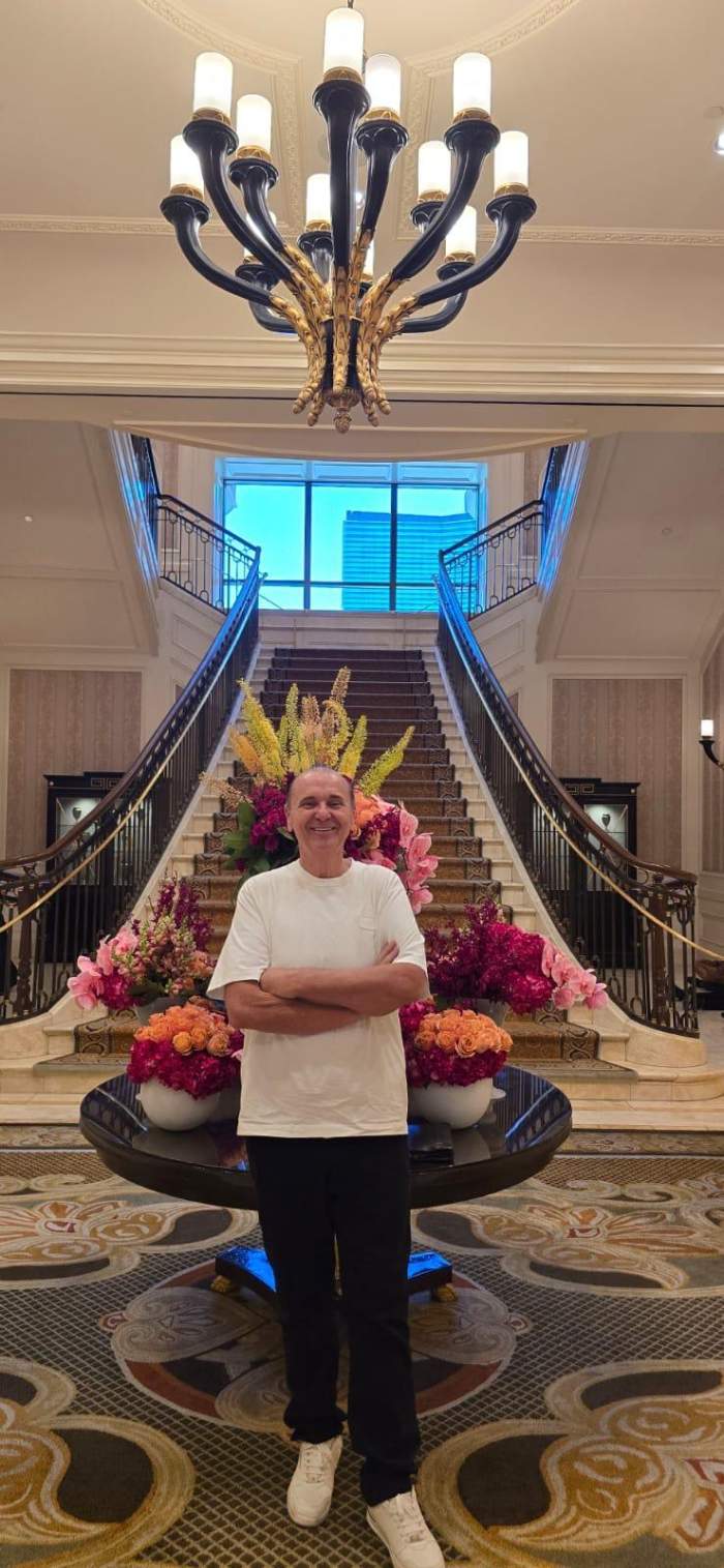 Nick Radoi s-a fotografiat cu flori