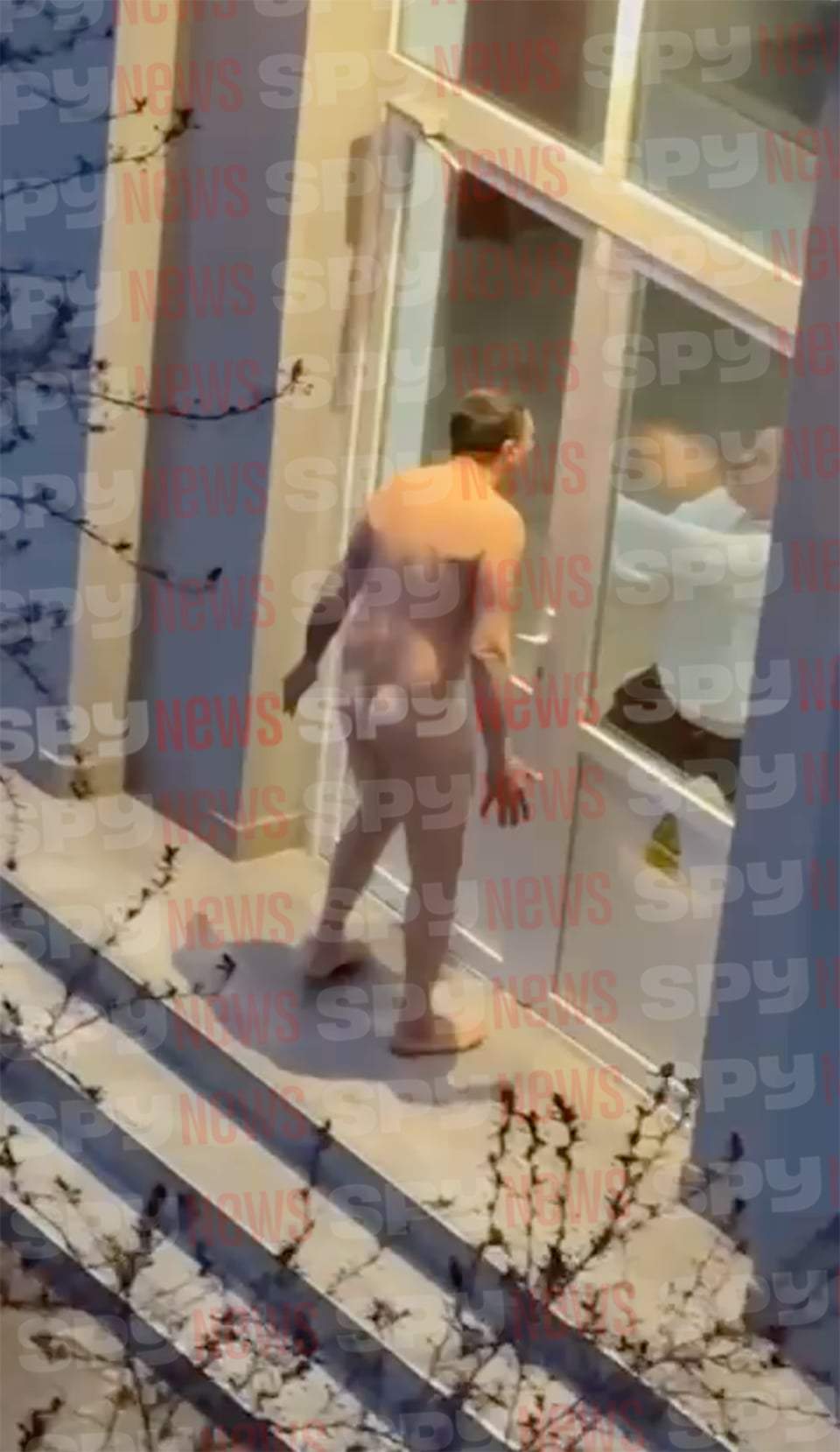 Scene halucinante, azi-noapte, în București! Un bărbat gol pușcă a agresat paznicii și a încercat să intre în cămine