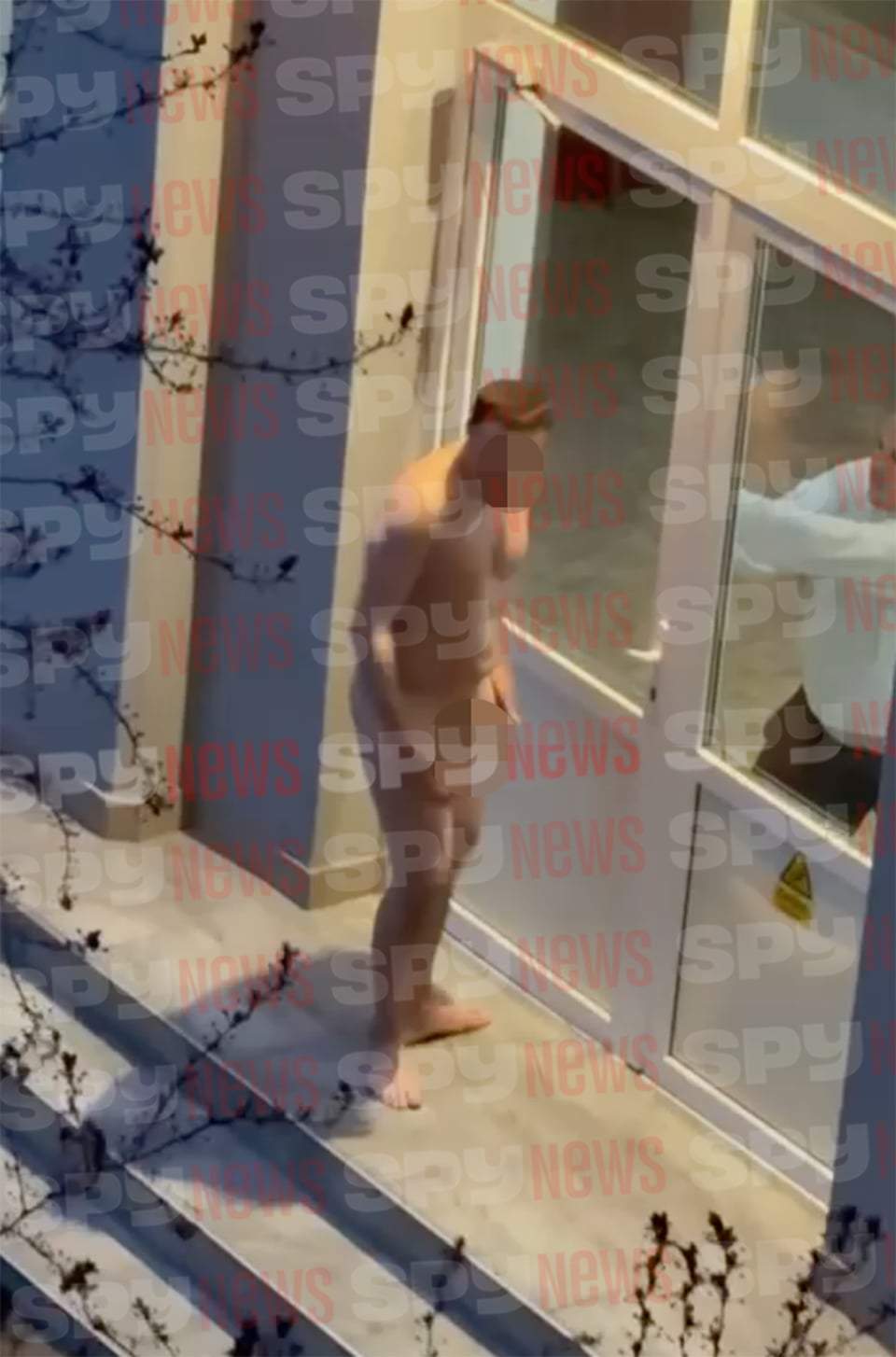 Scene halucinante, azi-noapte, în București! Un bărbat gol pușcă a agresat paznicii și a încercat să intre în cămine