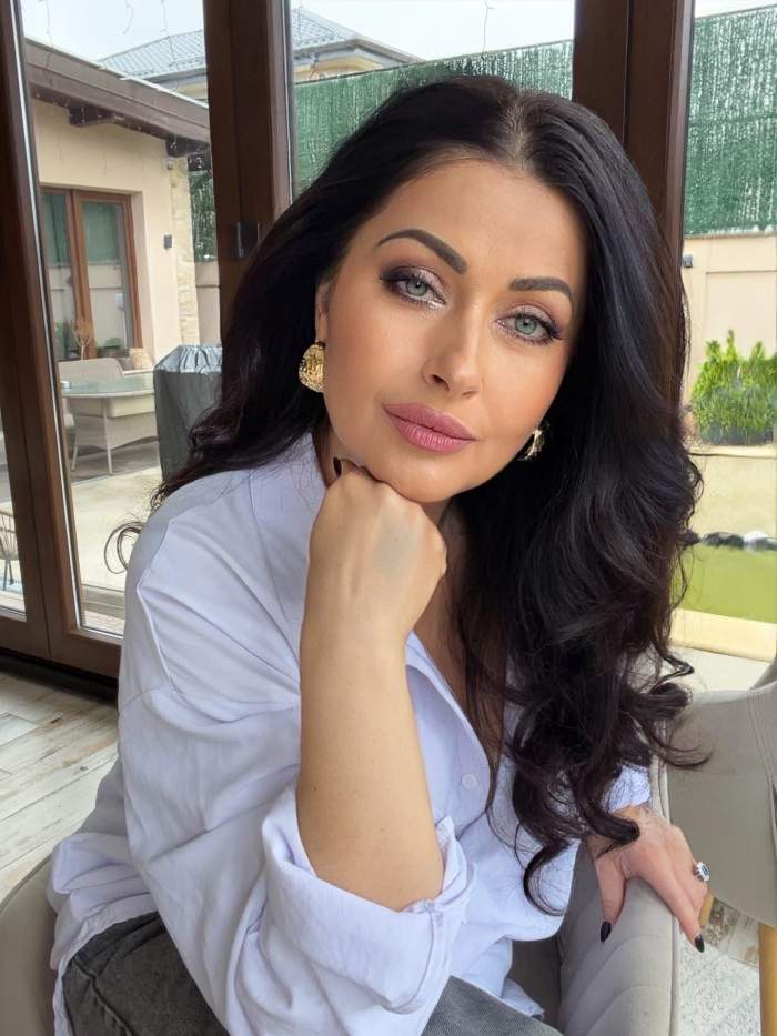 Gabriela Cristea, coafată și machiată