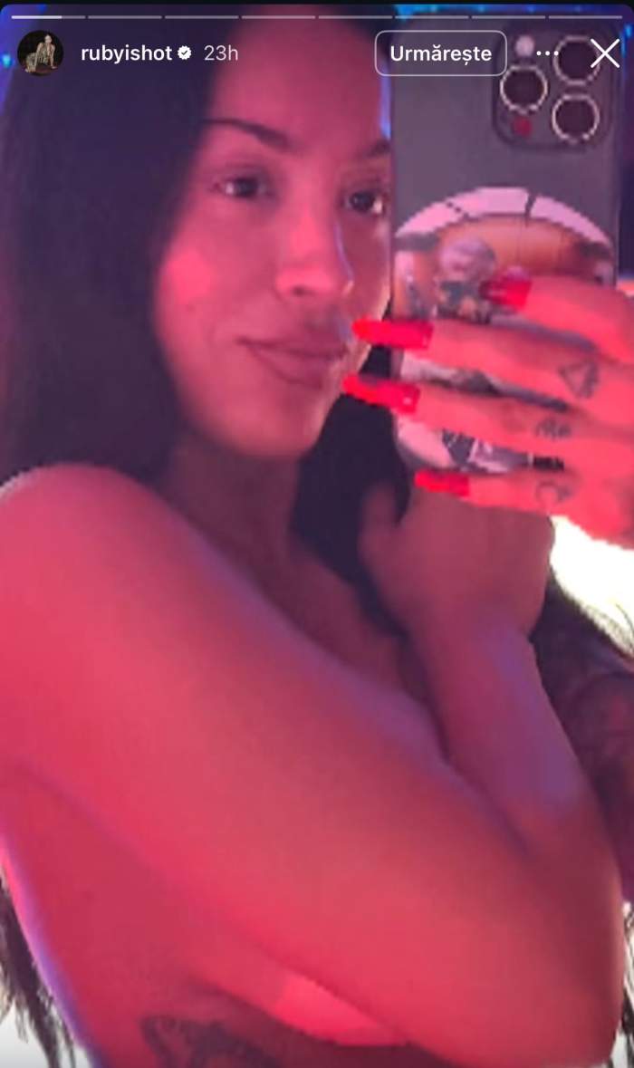 Ruby, cu sânii la vedere