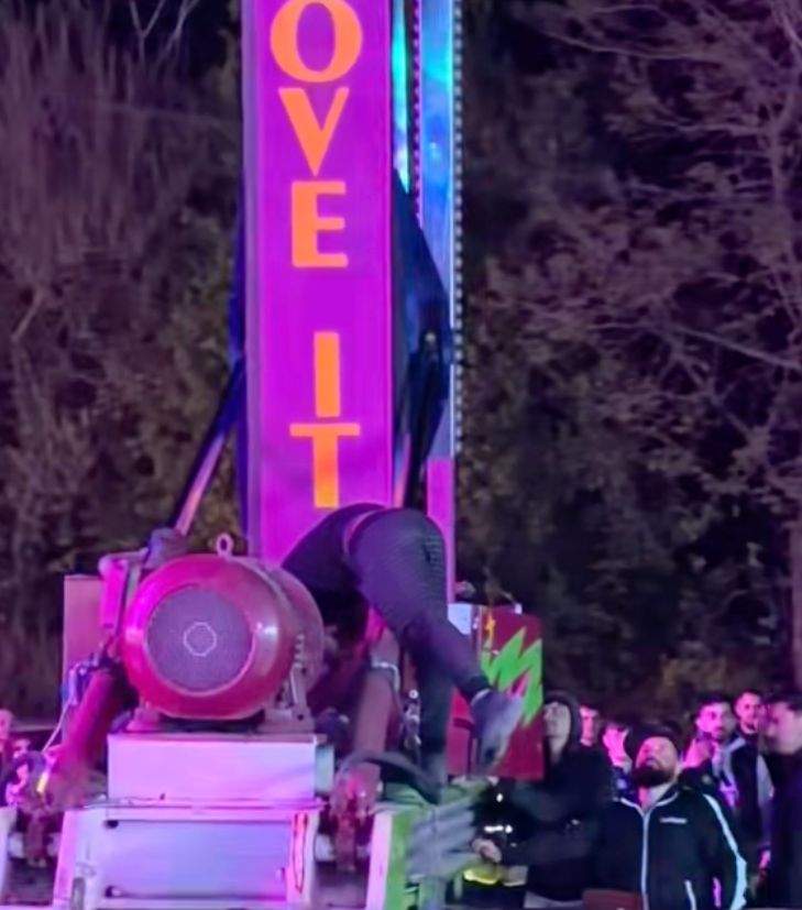 Un bărbat încearcă să repare caruselul blocat