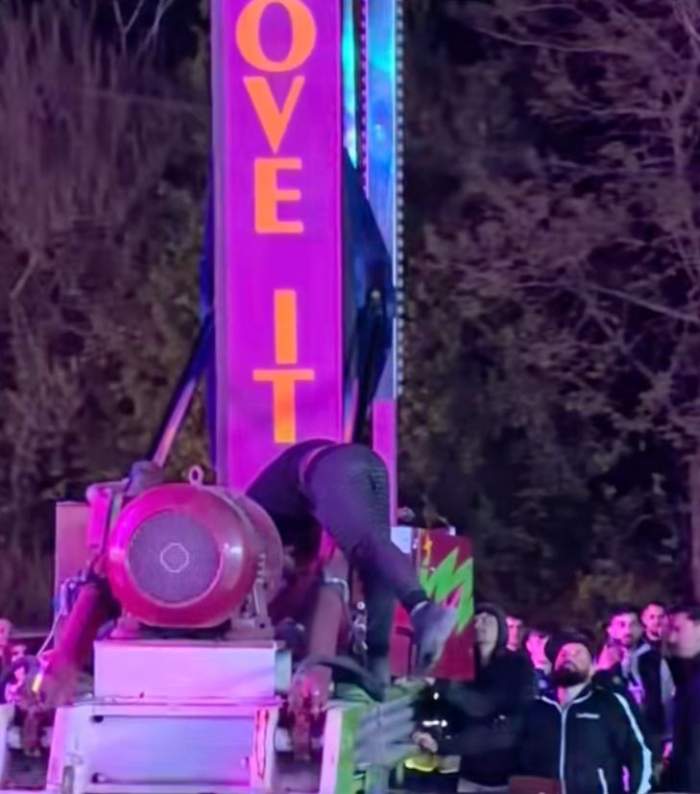 Un bărbat încearcă să repare caruselul blocat