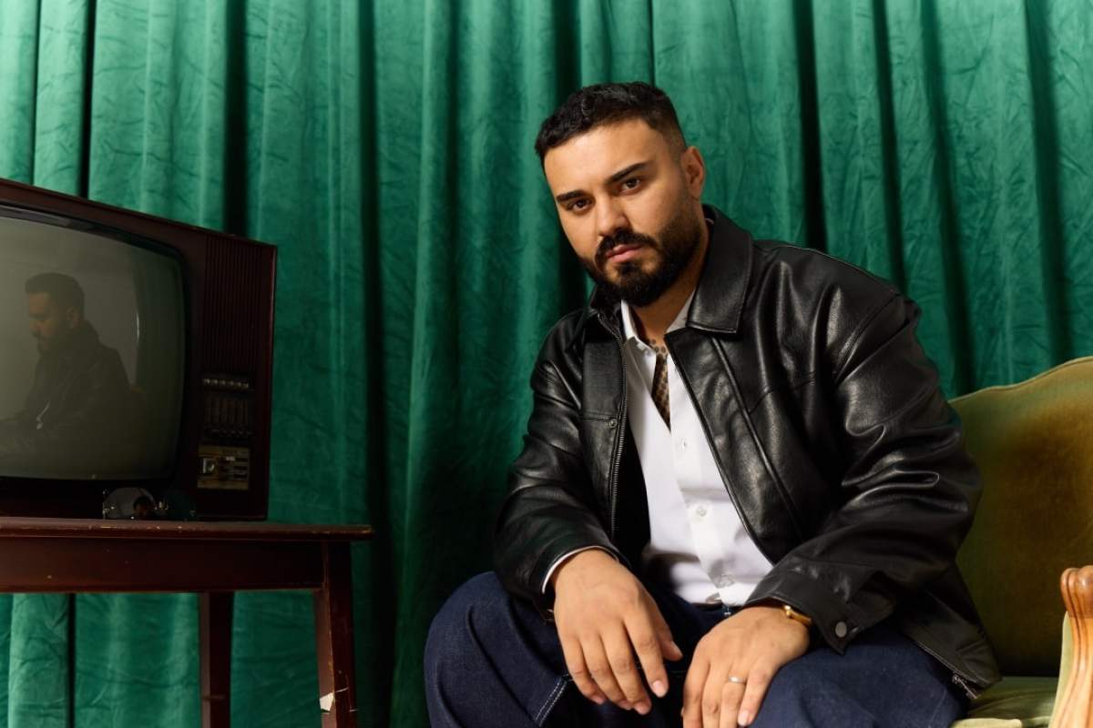 jador sedinta foto langa un televizor