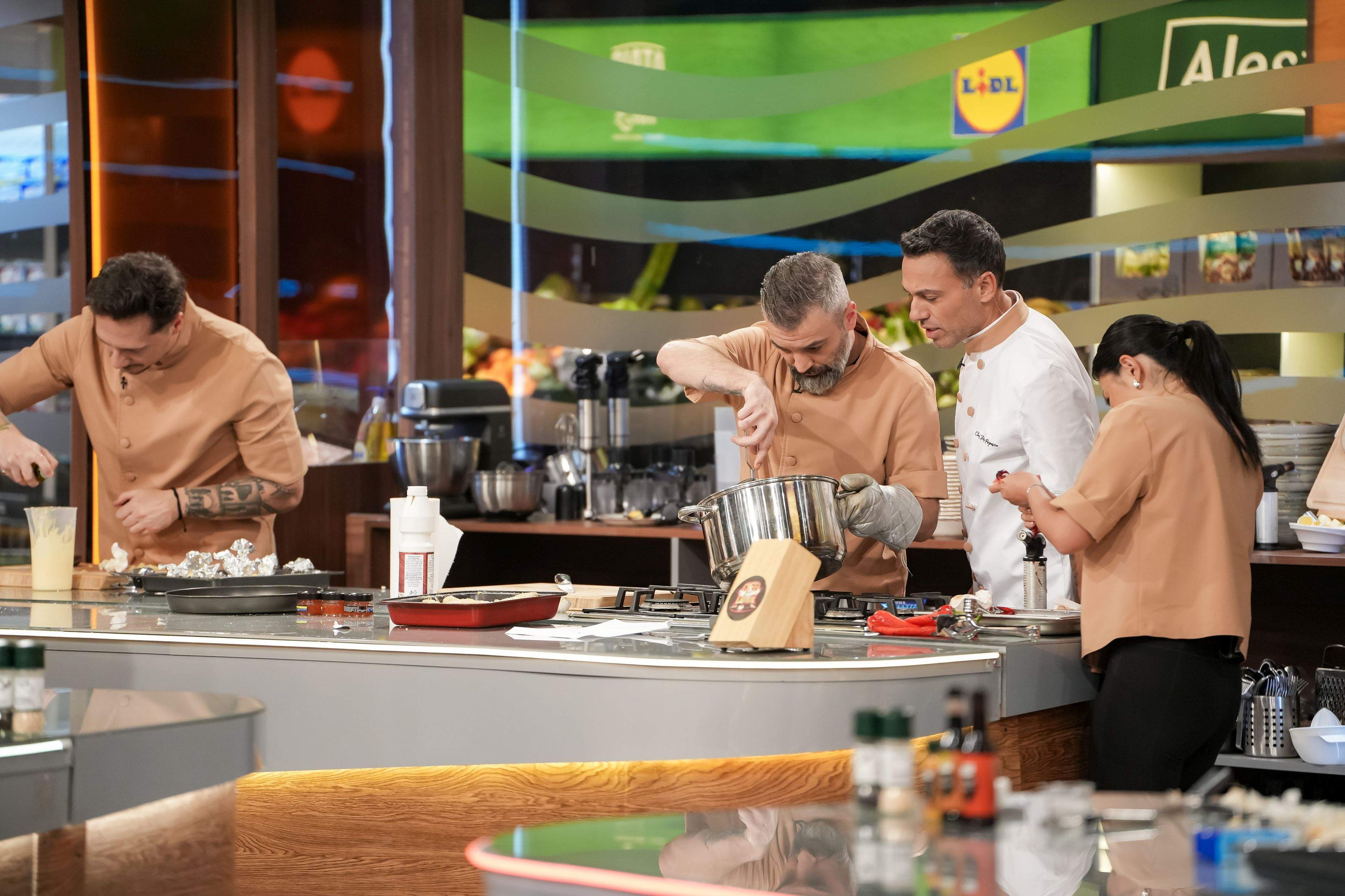 Jurații sparg diseară bombele câștigate, iar Chef Richard lovește bancurile adverse cu o amuletă foarte puternică în cea de-a patra bătălie culinară la Chefi la cuțite