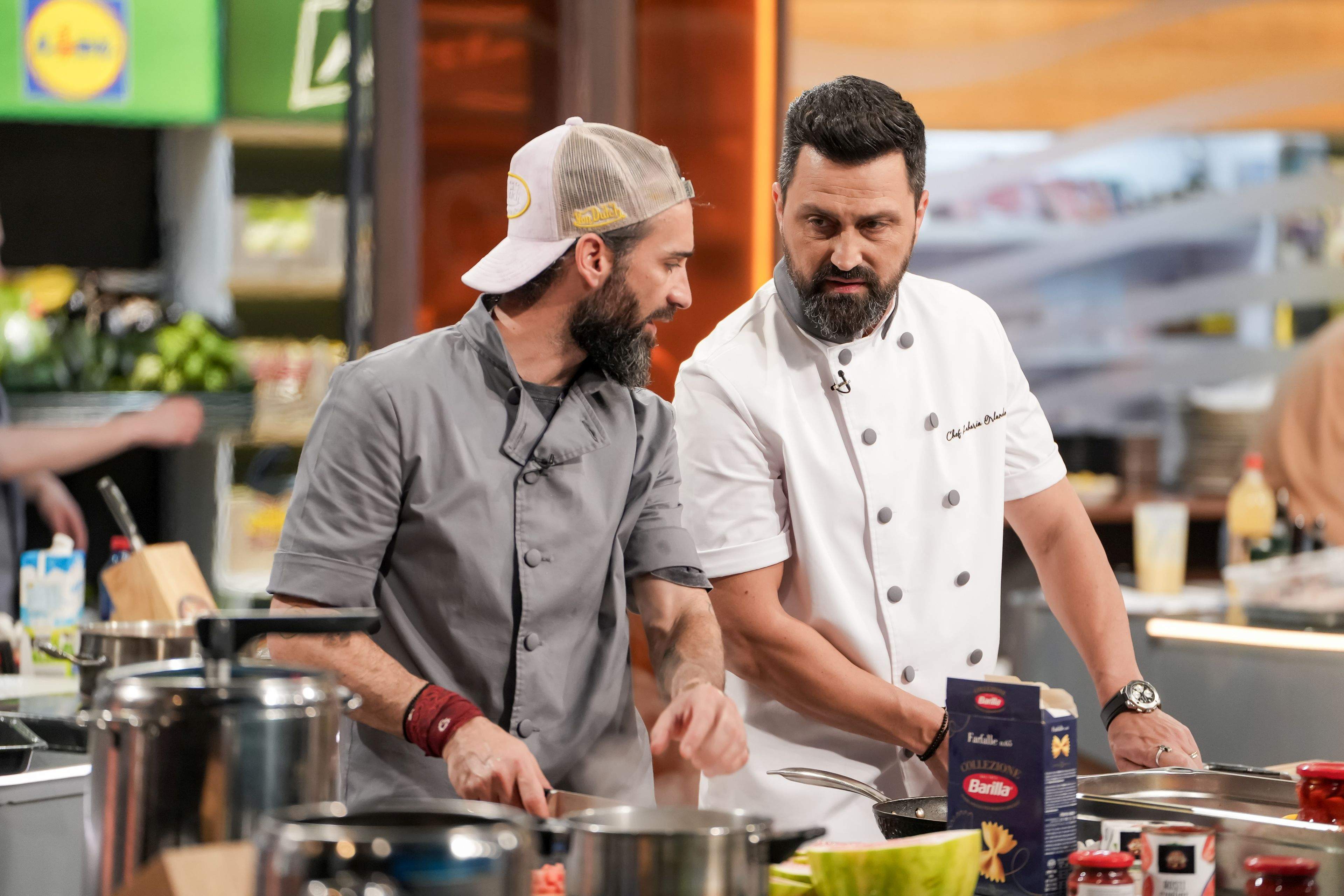 Jurații sparg diseară bombele câștigate, iar Chef Richard lovește bancurile adverse cu o amuletă foarte puternică în cea de-a patra bătălie culinară la Chefi la cuțite