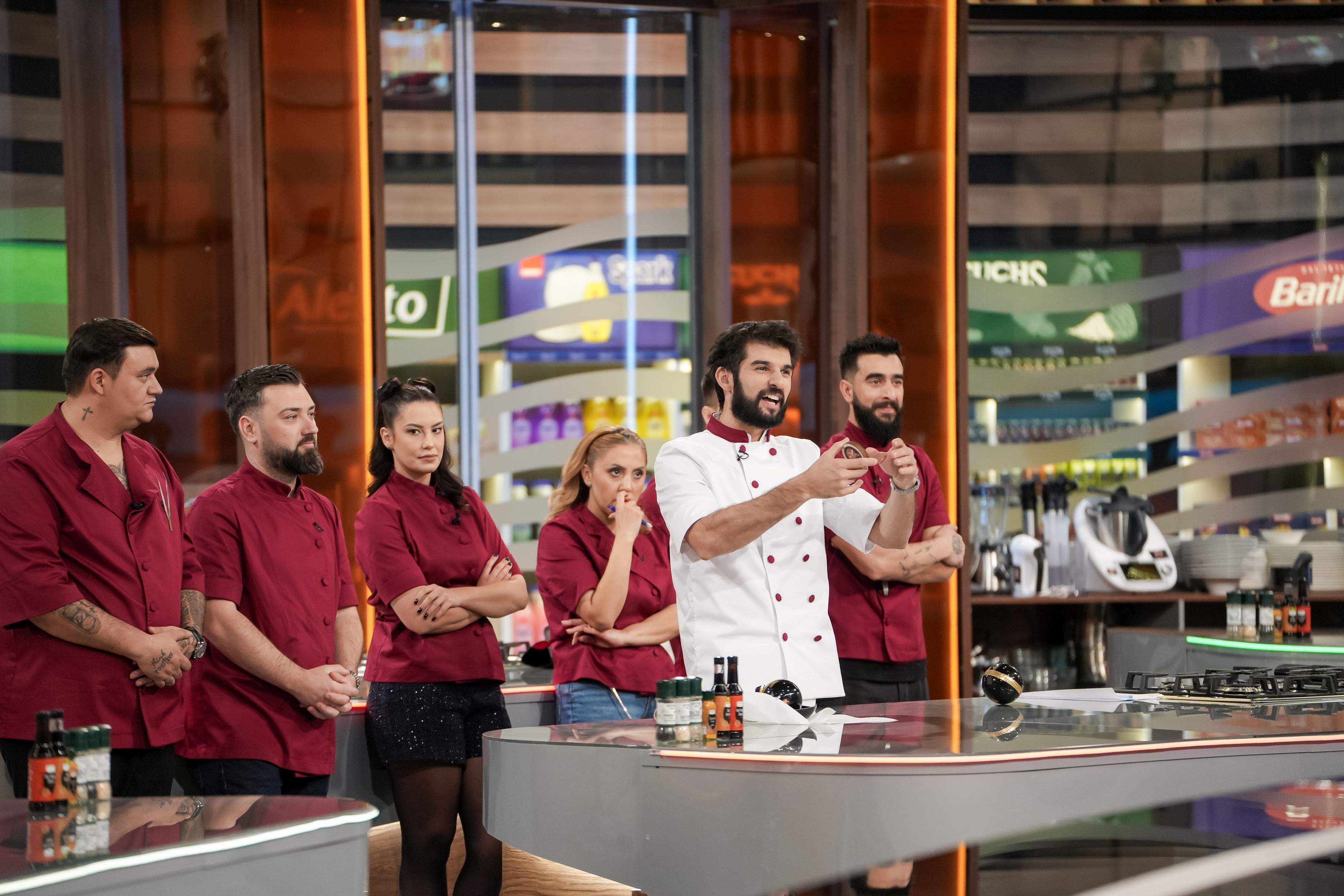 Jurații sparg diseară bombele câștigate, iar Chef Richard lovește bancurile adverse cu o amuletă foarte puternică în cea de-a patra bătălie culinară la Chefi la cuțite