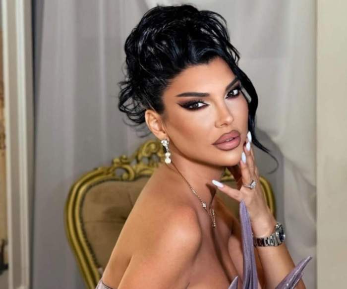 andreea tonciu pe un scaun