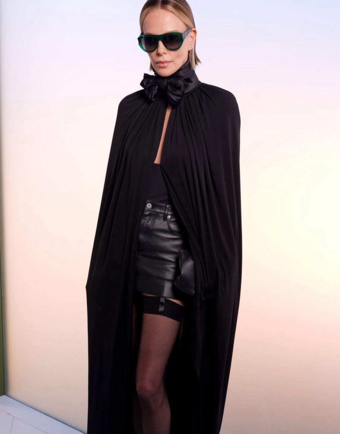 Charlize Theron, îmbrăcată superb