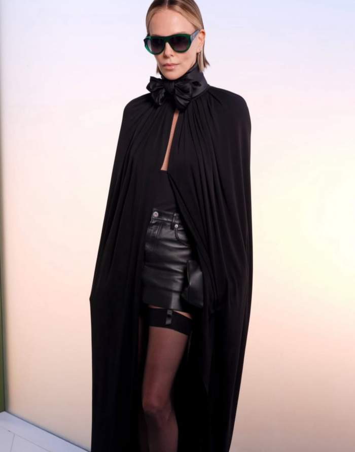 Charlize Theron, îmbrăcată superb