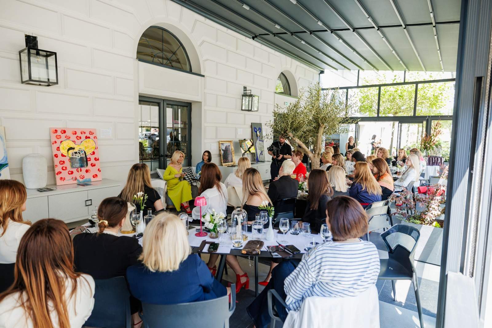 DRAGOSTEA POARTĂ PANTOFI ROŞII. SheroTalk a ajuns la Timișoara - primul pas spre o comunitate națională mai puternică