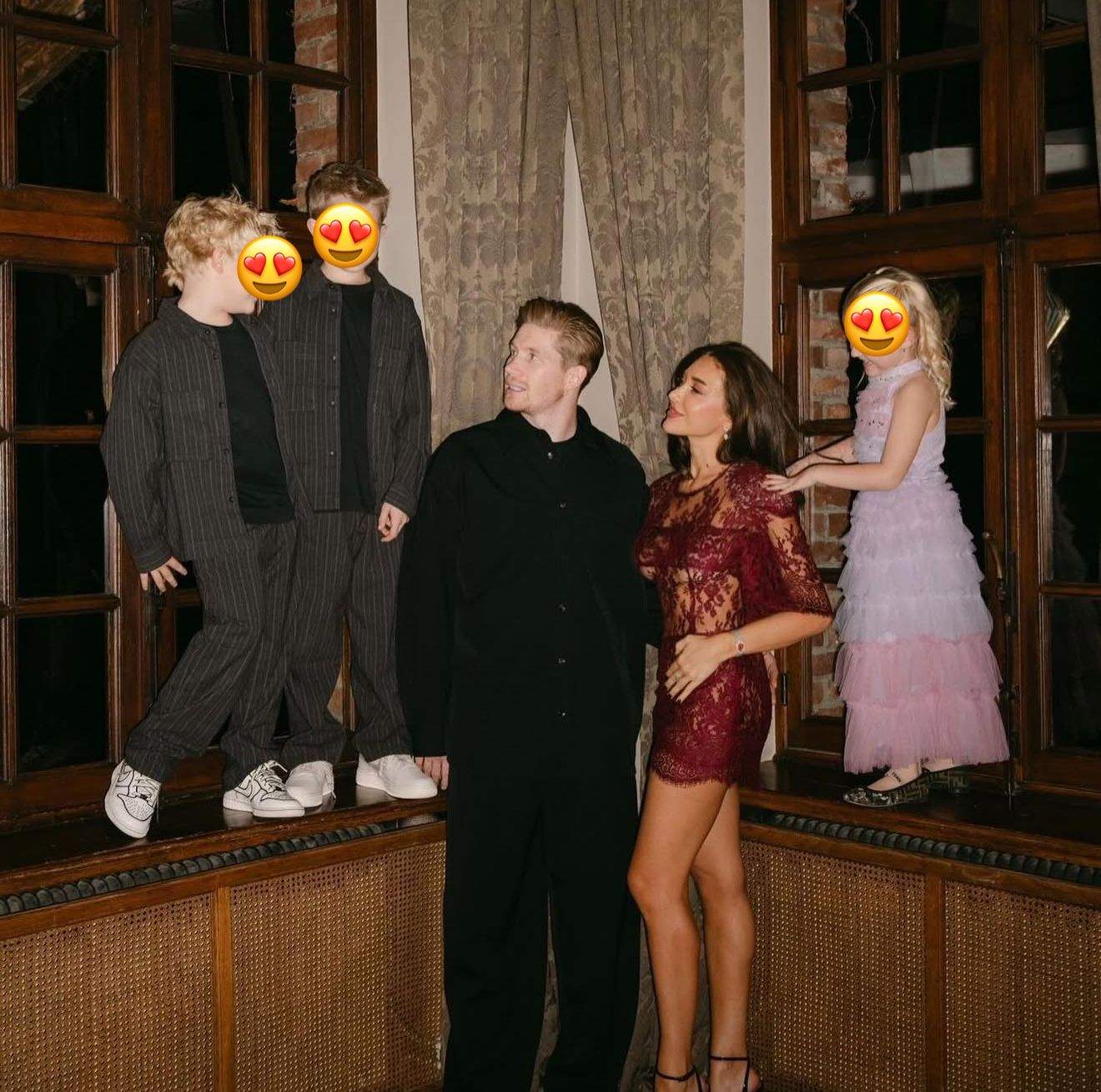 Kevin De Bruyne și Michele Lacroix, alături de copiii lor