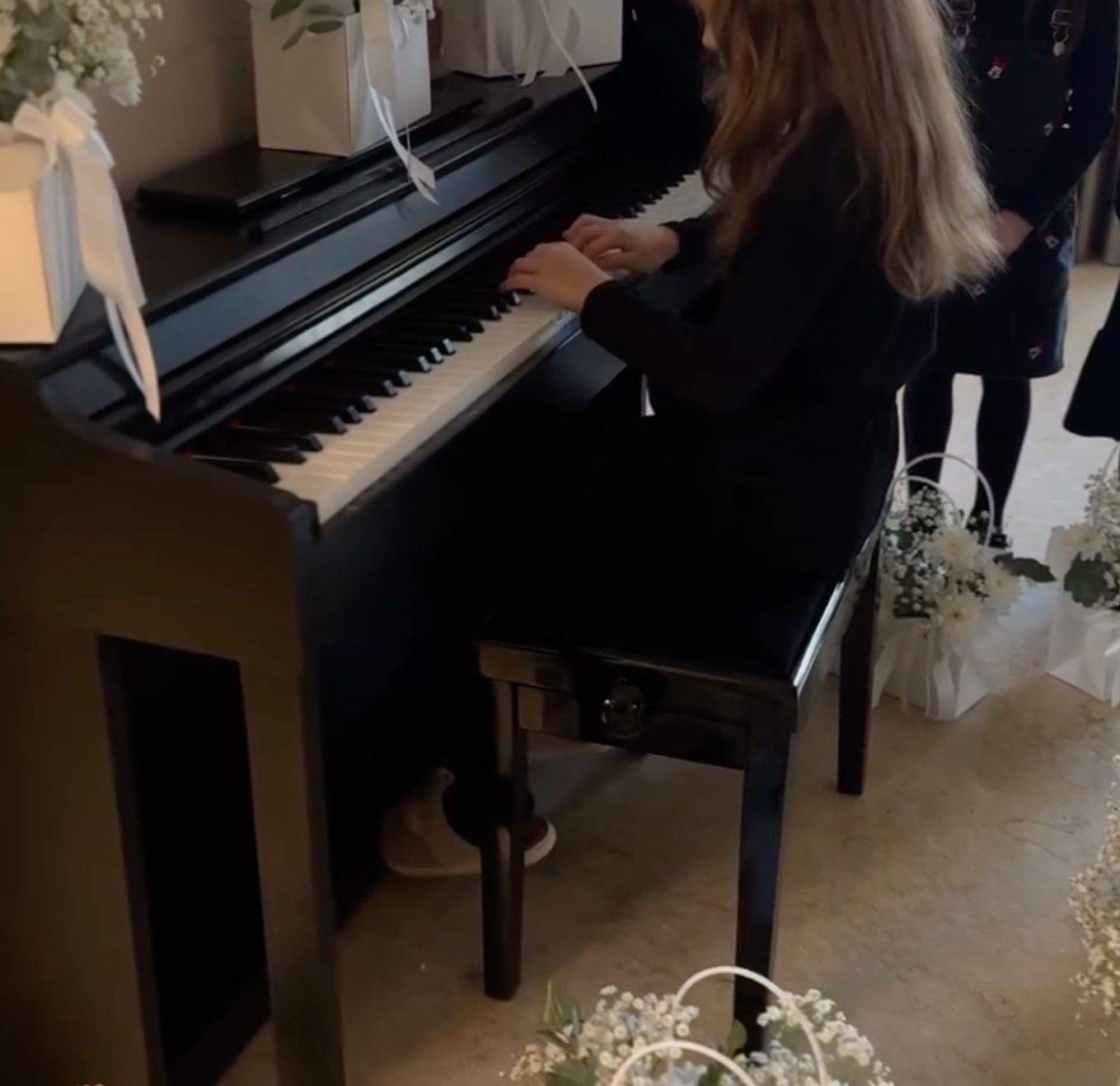 Imagine de la înmormântarea soacrei Mariei Cârnaț