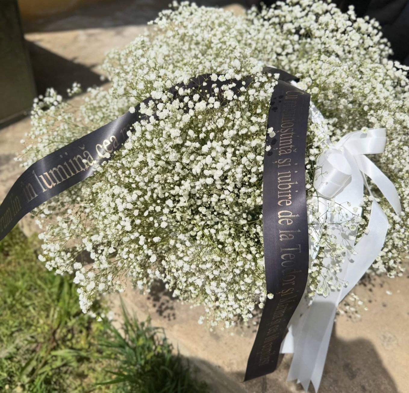 Coroana pe care familia Mariei Cârnaț a depus-o la căpătâiul soacrei influenceriței