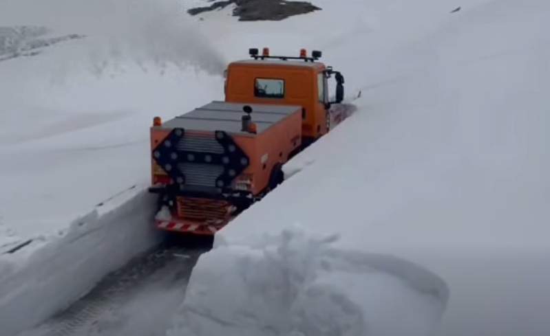 Locul din România unde a nins în mijlocul primăverii. Zăpada este aproape cât utilajele de deszăpezire