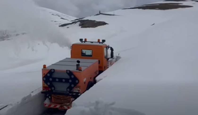 Locul din România unde a nins în mijlocul primăverii. Zăpada este aproape cât utilajele de deszăpezire