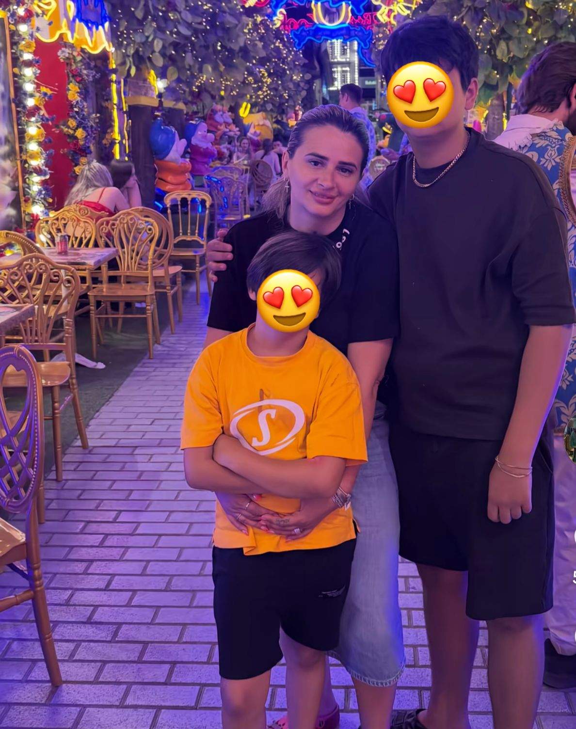 Ioana, alături de băieții ei