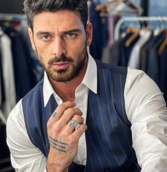 michele morrone selfie