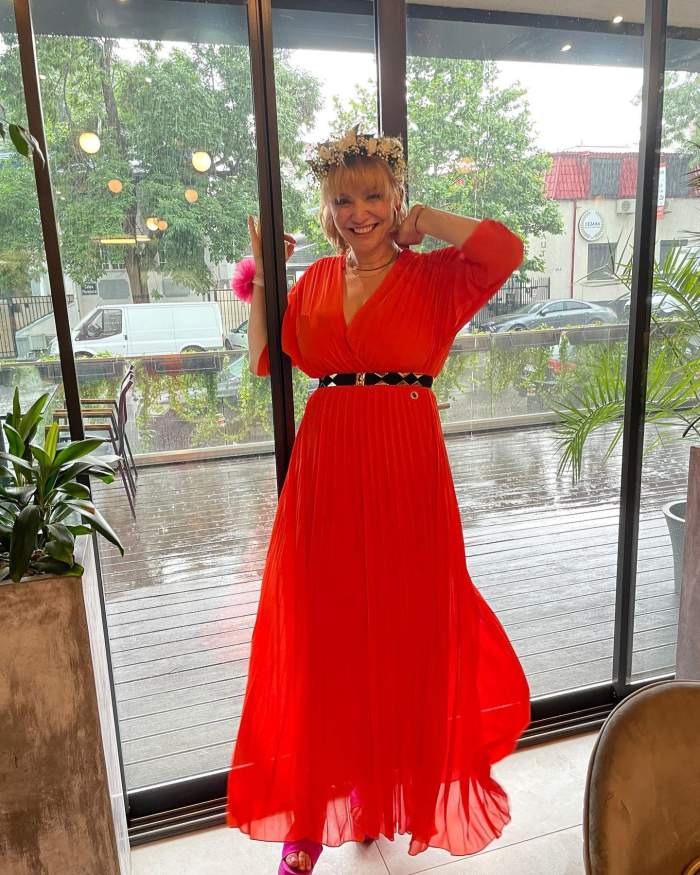 Crsitina Cran are o coronita de flori pe cap