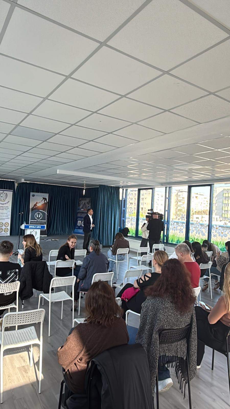 Școala devine prima linie de prevenție antidrog: Sute de elevi de la Liceul „Luca” au învățat cum să reziste presiunii anturajului în cadrul Campaniei „Conștient, nu dependent”