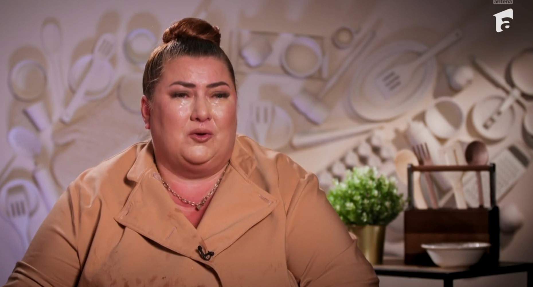 Elena de la Chefi la cuțite