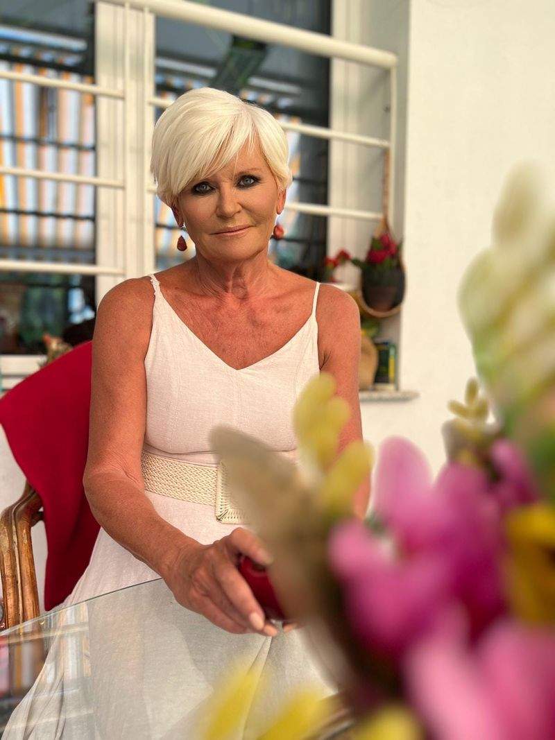 Monica Tatoiu poarta o ochie alba