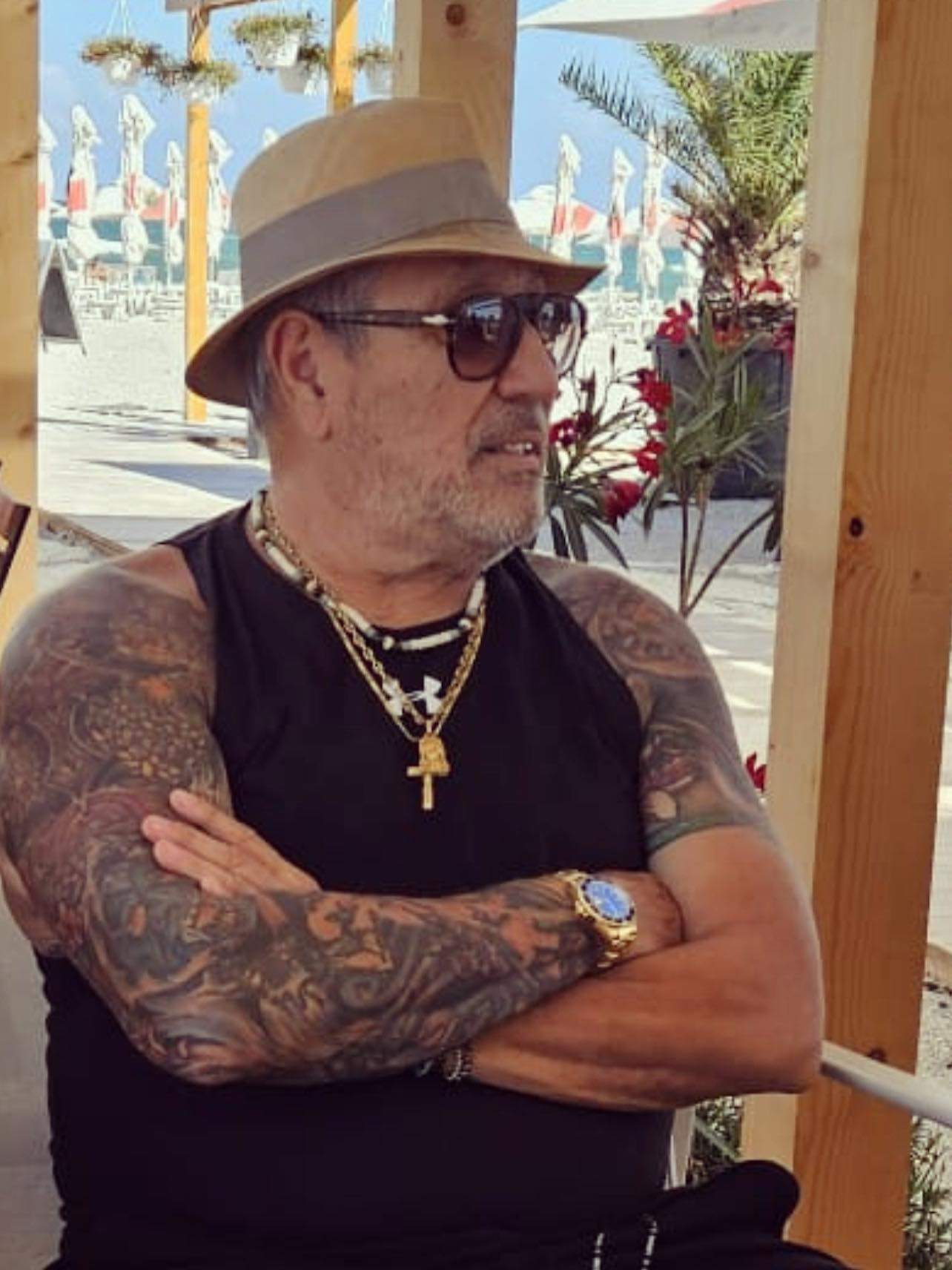 Serghei Mizil poarta palarie