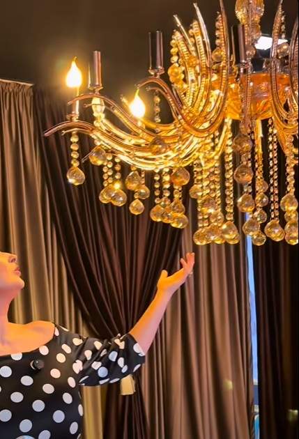 Cum arată studioul de podcast al Gabrielei Cristea. Spațiul a fost creat de prezentatoare și fiecare obiect are o poveste