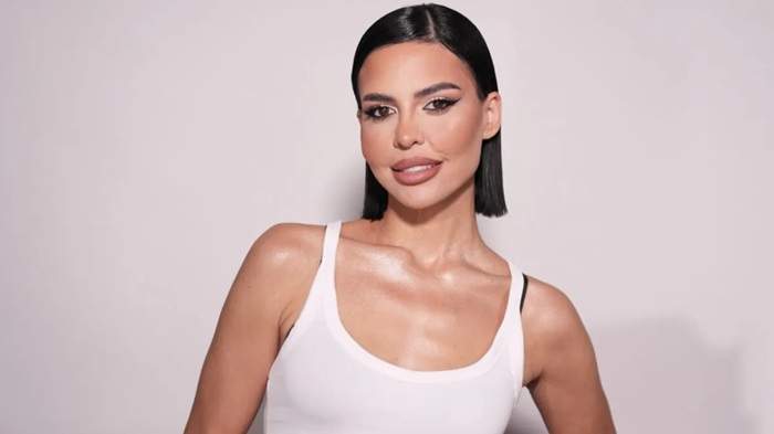 Andreea Popescu poarta un maieu alb