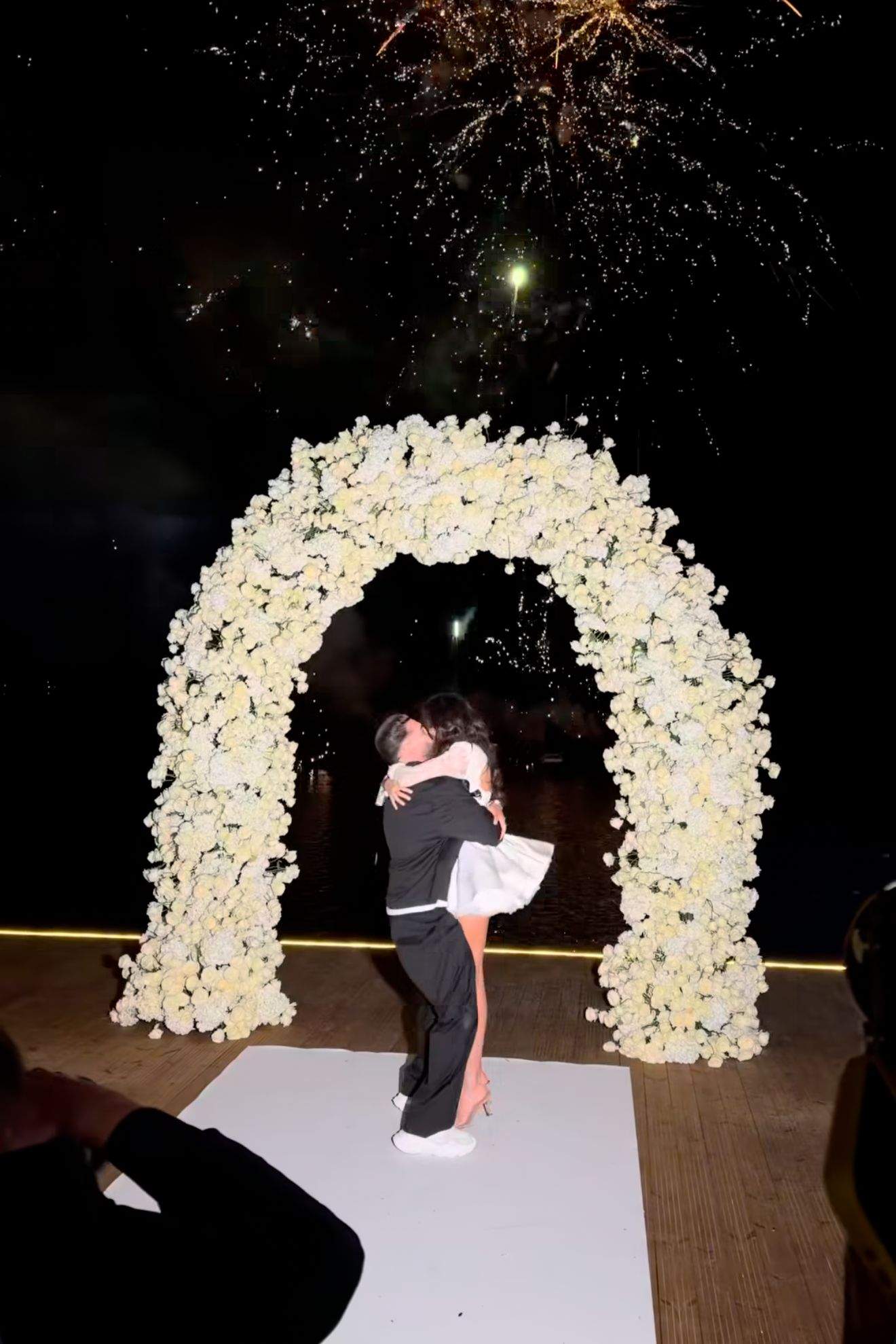 Dorian Popa își îmbrățișează soția