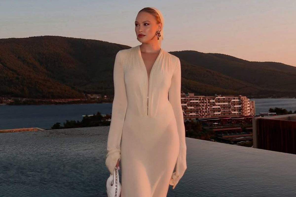 Gina Chirilă, în rochie albă