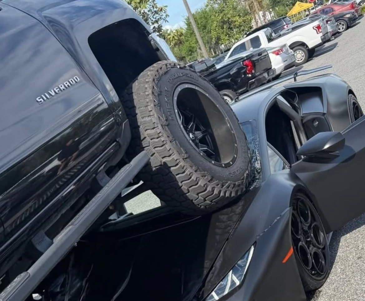 Imagini incredibile! O camionetă a trecut peste un bolid de lux, într-o parcare