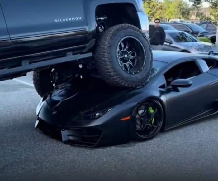 Camioneta peste bolidul de lux