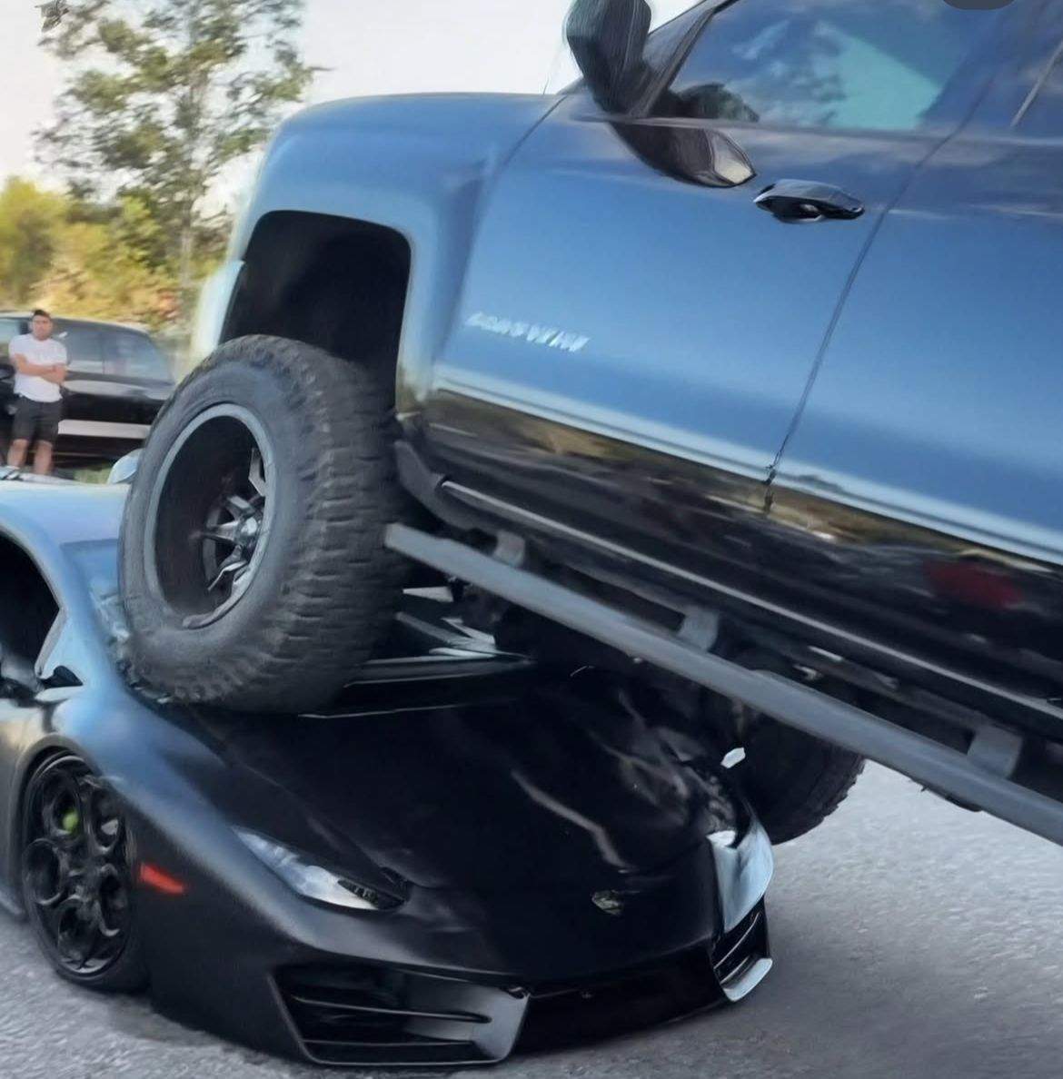 Imagini incredibile! O camionetă a trecut peste un bolid de lux, într-o parcare