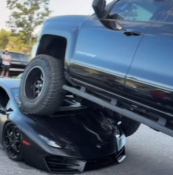 Imagini incredibile! O camionetă a trecut peste un bolid de lux, într-o parcare