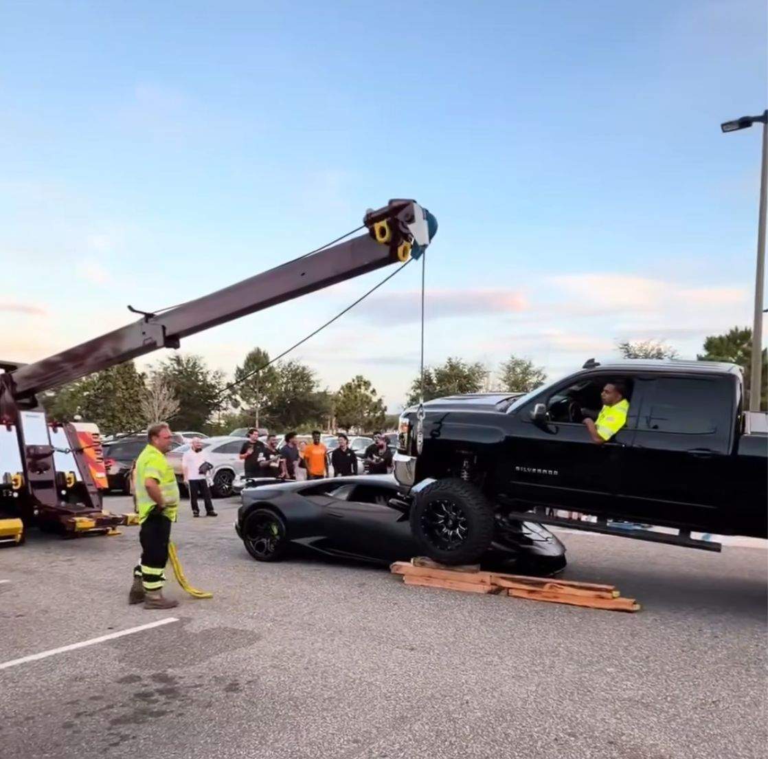 Imagini incredibile! O camionetă a trecut peste un bolid de lux, într-o parcare