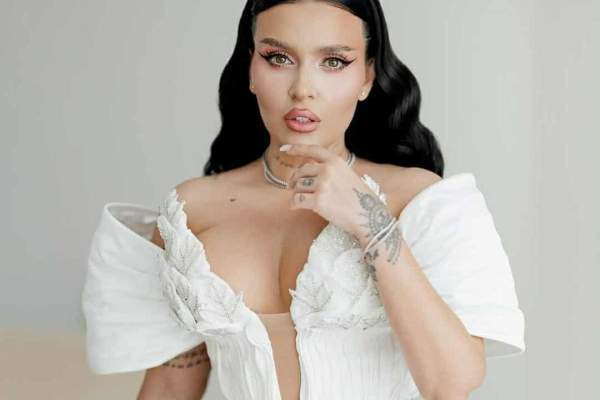 Oana Radu, într-o ținută albă