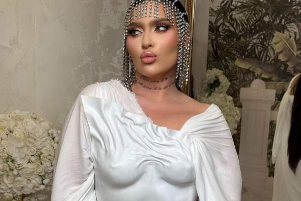 Oana Radu, într-o ținută albă