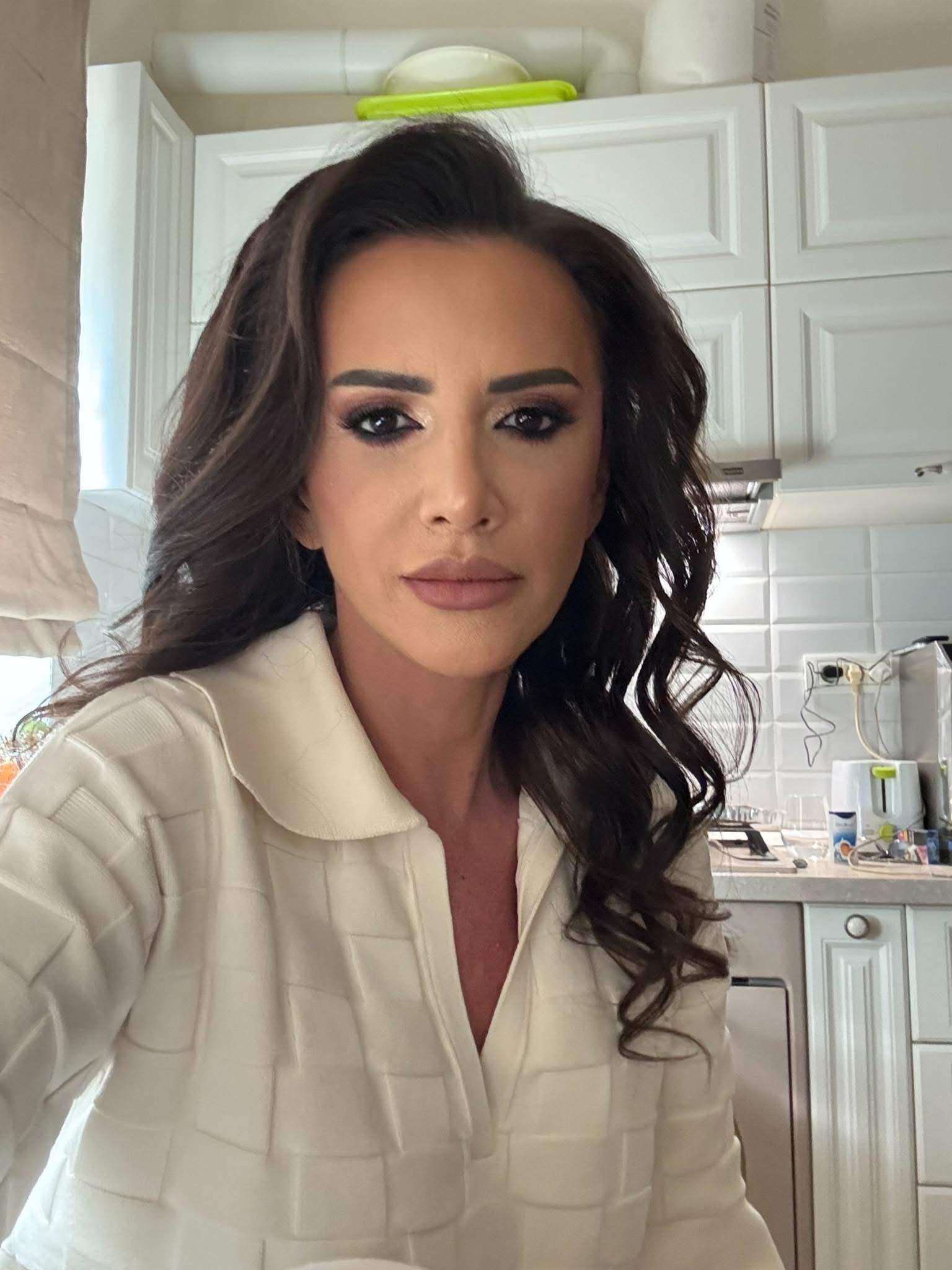 Mara Bănică machiată