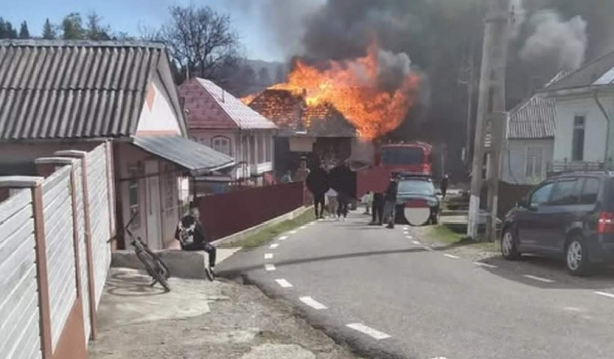 Incendiu puternic în județul Vrancea. Ard 11 case. Pompierii intervin cu 8 autospeciale